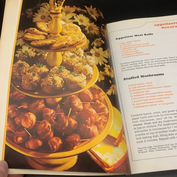 Vintage 1974 Richard Deacon's Microwave Oven Cookbook Paperback Book - Picture 5 of 8